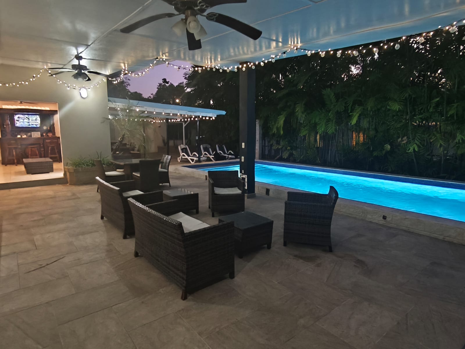 Área lounge nocturna junto a la piscina iluminada con LED azul en The Balboa Inn boutique hotel Panamá